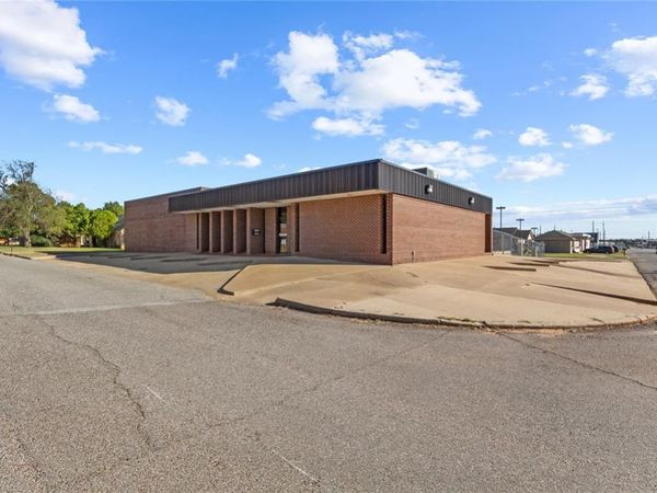 222 W Tom Stafford Street, Weatherford, OK 73096
