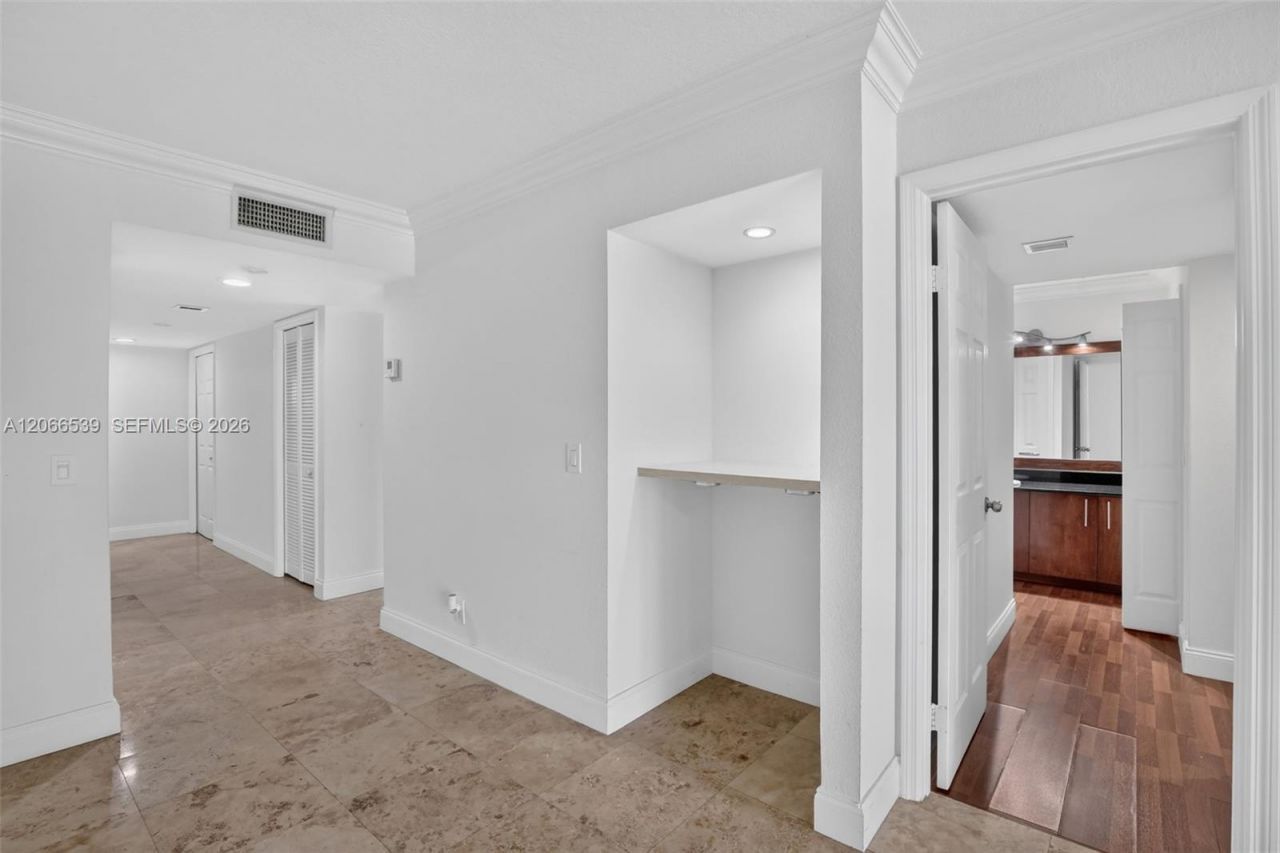 359 Lakeview Dr, Unit 102, Weston, FL 33326 Photo