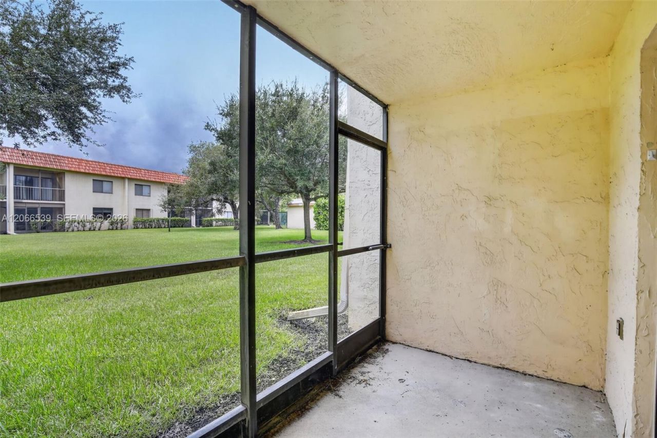 359 Lakeview Dr, Unit 102, Weston, FL 33326 Photo