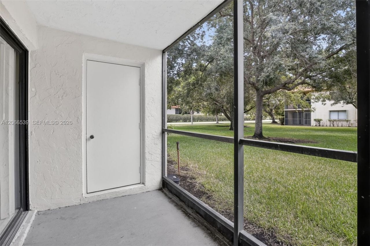 359 Lakeview Dr, Unit 102, Weston, FL 33326 Photo