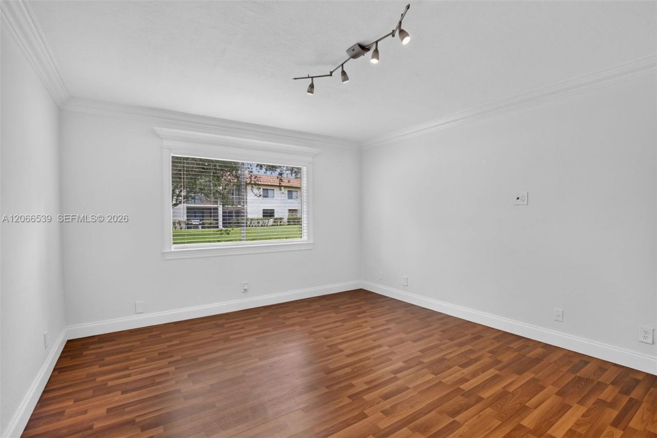 359 Lakeview Dr, Unit 102, Weston, FL 33326 Photo