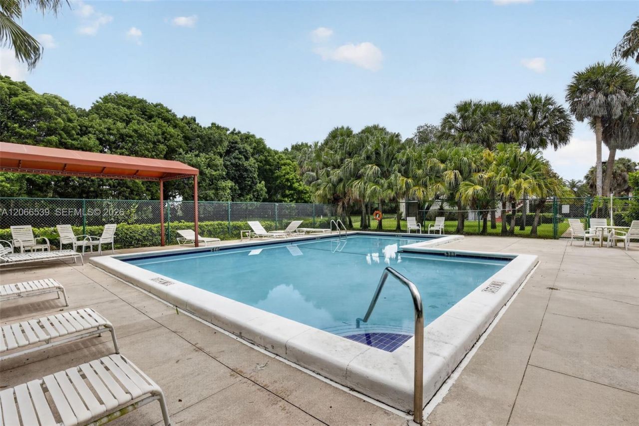 359 Lakeview Dr, Unit 102, Weston, FL 33326 Photo