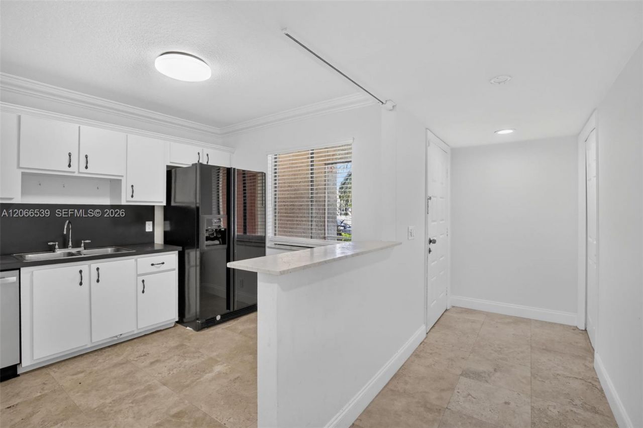 359 Lakeview Dr, Unit 102, Weston, FL 33326 Photo