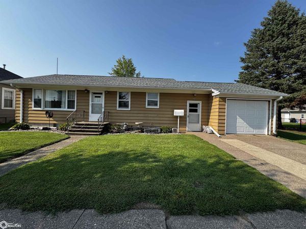 926 Isett Avenue, Wapello, IA 52653