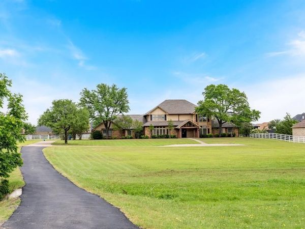 915 W Pleasant Run Road, DeSoto, TX 75115