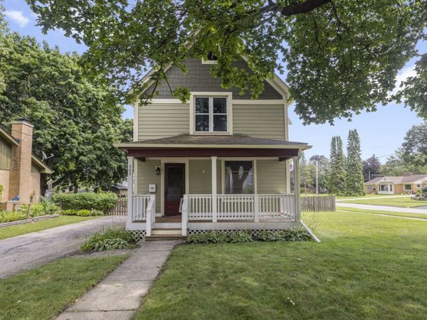 902 Wicker Street , Woodstock, IL 60098