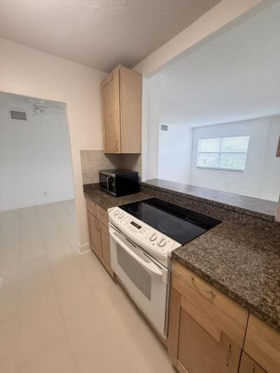 2555 NE 11th Street, Unit 402, Fort Lauderdale, FL 33304 Photo