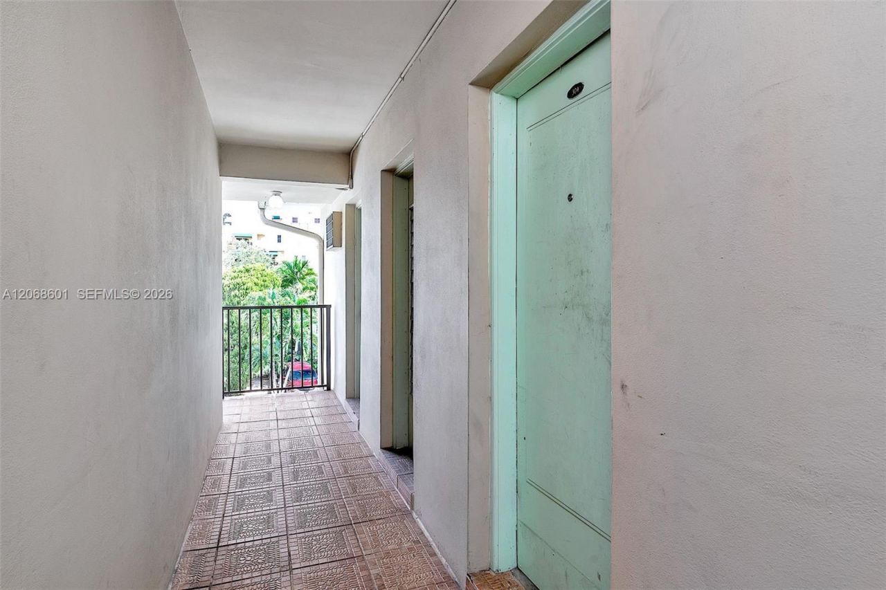 318 Majorca Ave, Unit 304, Coral Gables, FL 33134 Photo