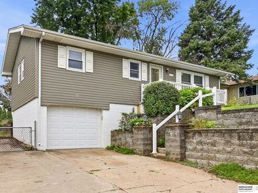 8715 Parker Street, Omaha, NE 68114