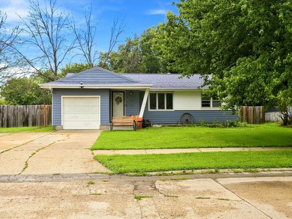110 N 10th Avenue, Winterset, IA 50273