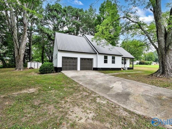 1302 Country Club Circle NW, Arab, AL 35016