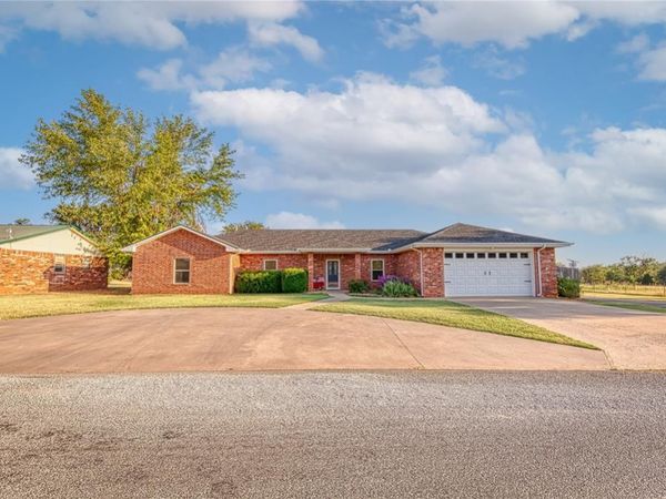 200 E Tenth Street, Leedey, OK 73654