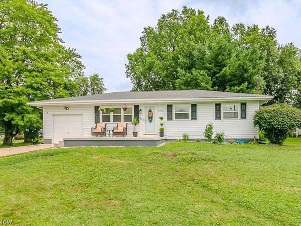 3931 Adrian Drive SE, Warren, OH 44484