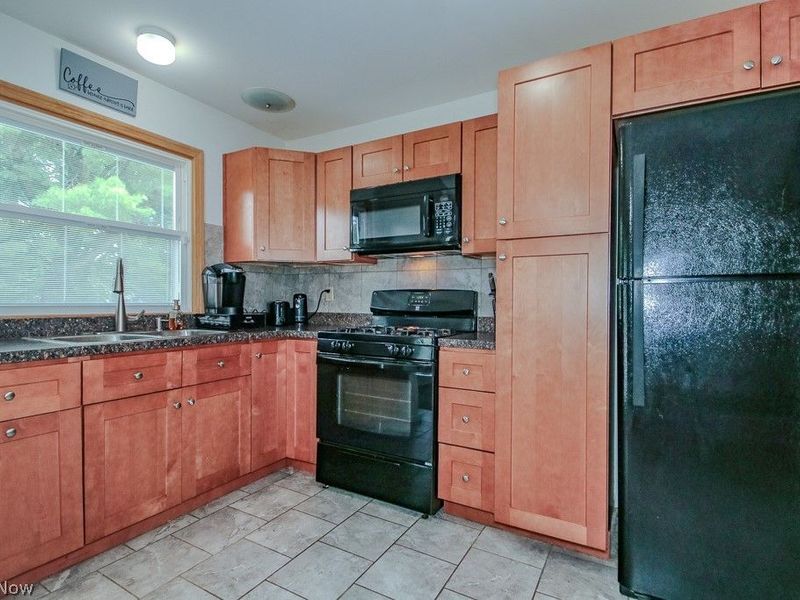 3931 Adrian Drive SE, Warren, OH 44484 Photo 7