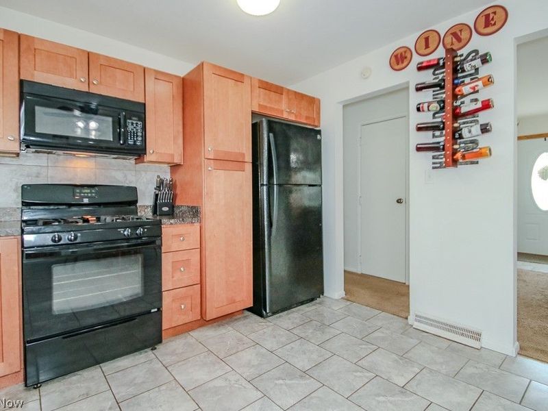 3931 Adrian Drive SE, Warren, OH 44484 Photo 8