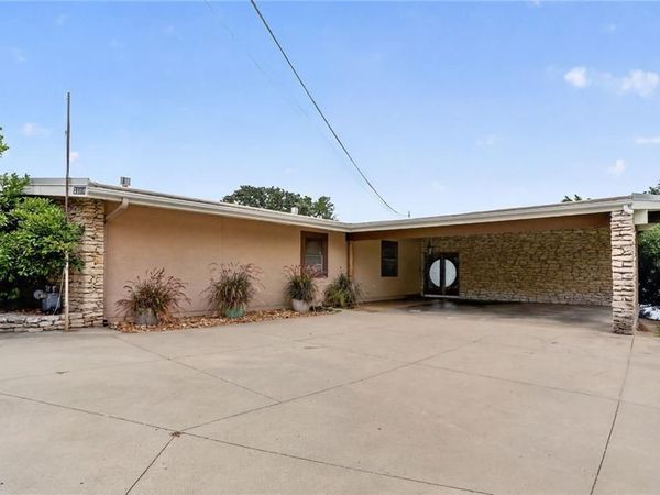 1109 NW South Shore Drive, Lake Waukomis, MO 64151