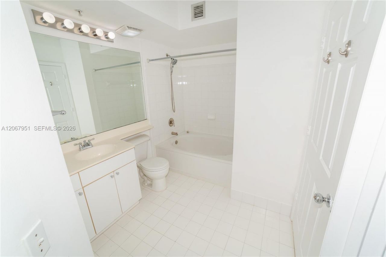 17150 N Bay Rd , Unit 2512, Sunny Isles Beach, FL 33160 Photo
