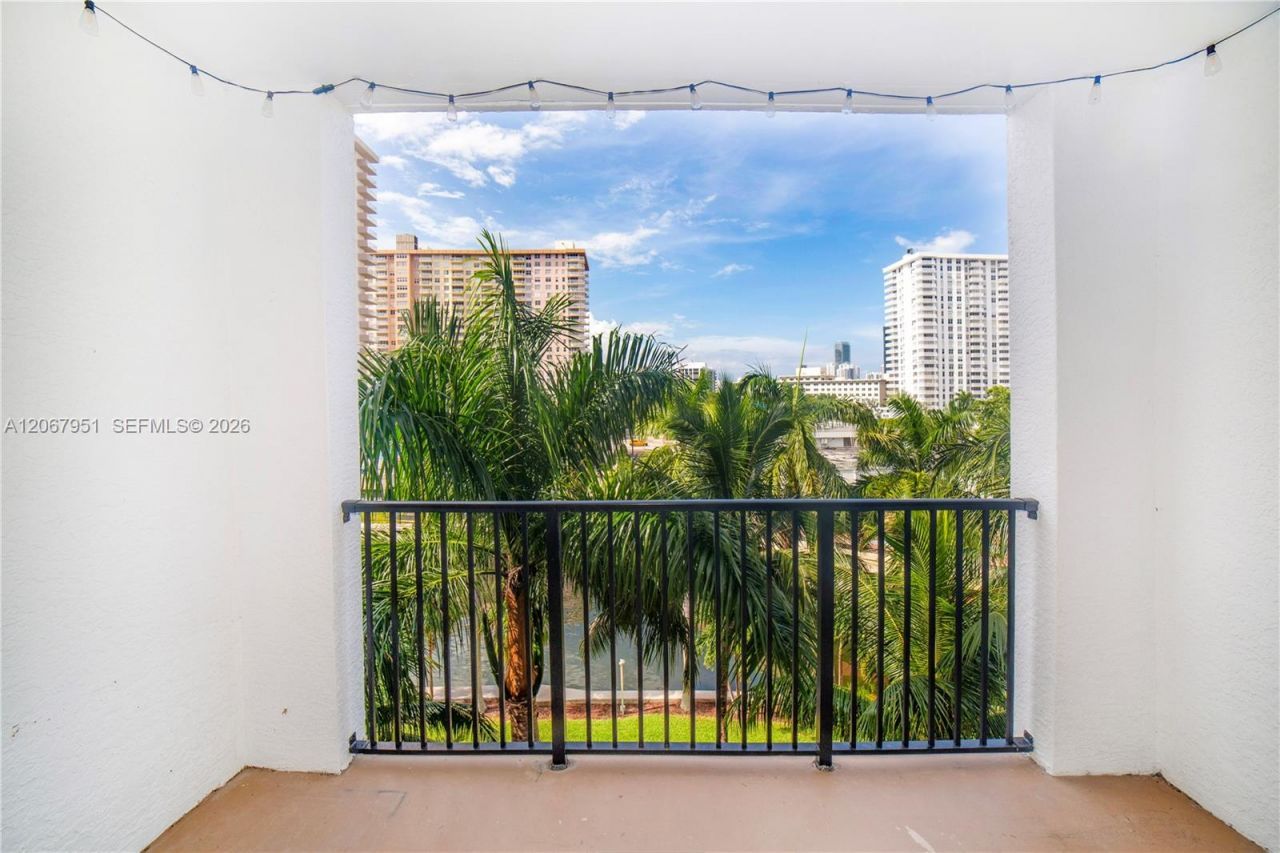 17150 N Bay Rd , Unit 2512, Sunny Isles Beach, FL 33160 Photo
