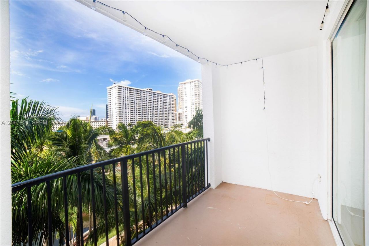 17150 N Bay Rd , Unit 2512, Sunny Isles Beach, FL 33160 Photo