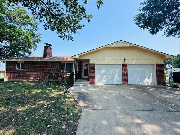 305 E Monroe Street, Garnett, KS 66032