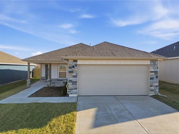 2768 Woodfield Drive, Tonganoxie, KS 66086