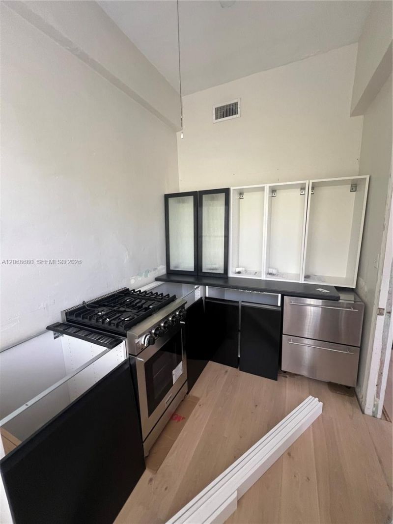 2421 Lake Pancoast Dr , Unit 4D, Miami Beach, FL 33140 Photo