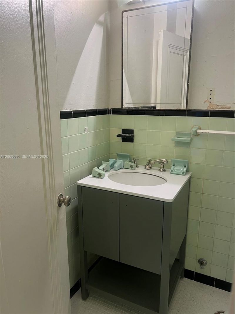 2421 Lake Pancoast Dr , Unit 4D, Miami Beach, FL 33140 Photo