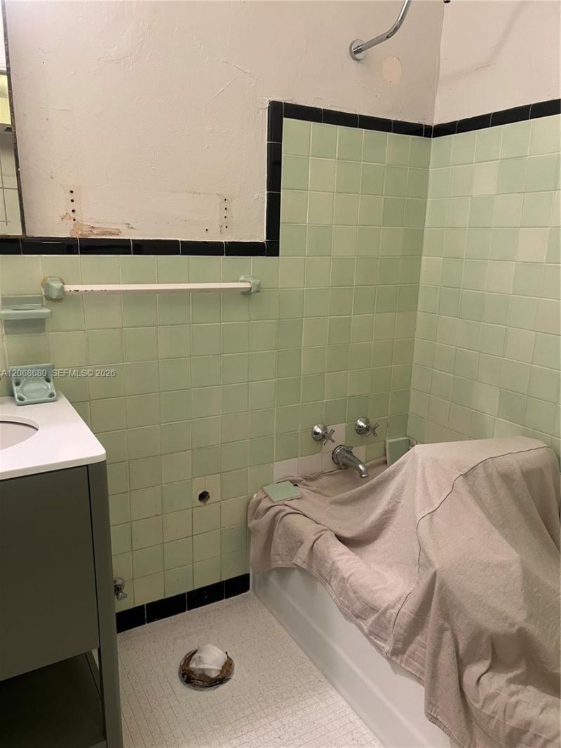 2421 Lake Pancoast Dr , Unit 4D, Miami Beach, FL 33140 Photo