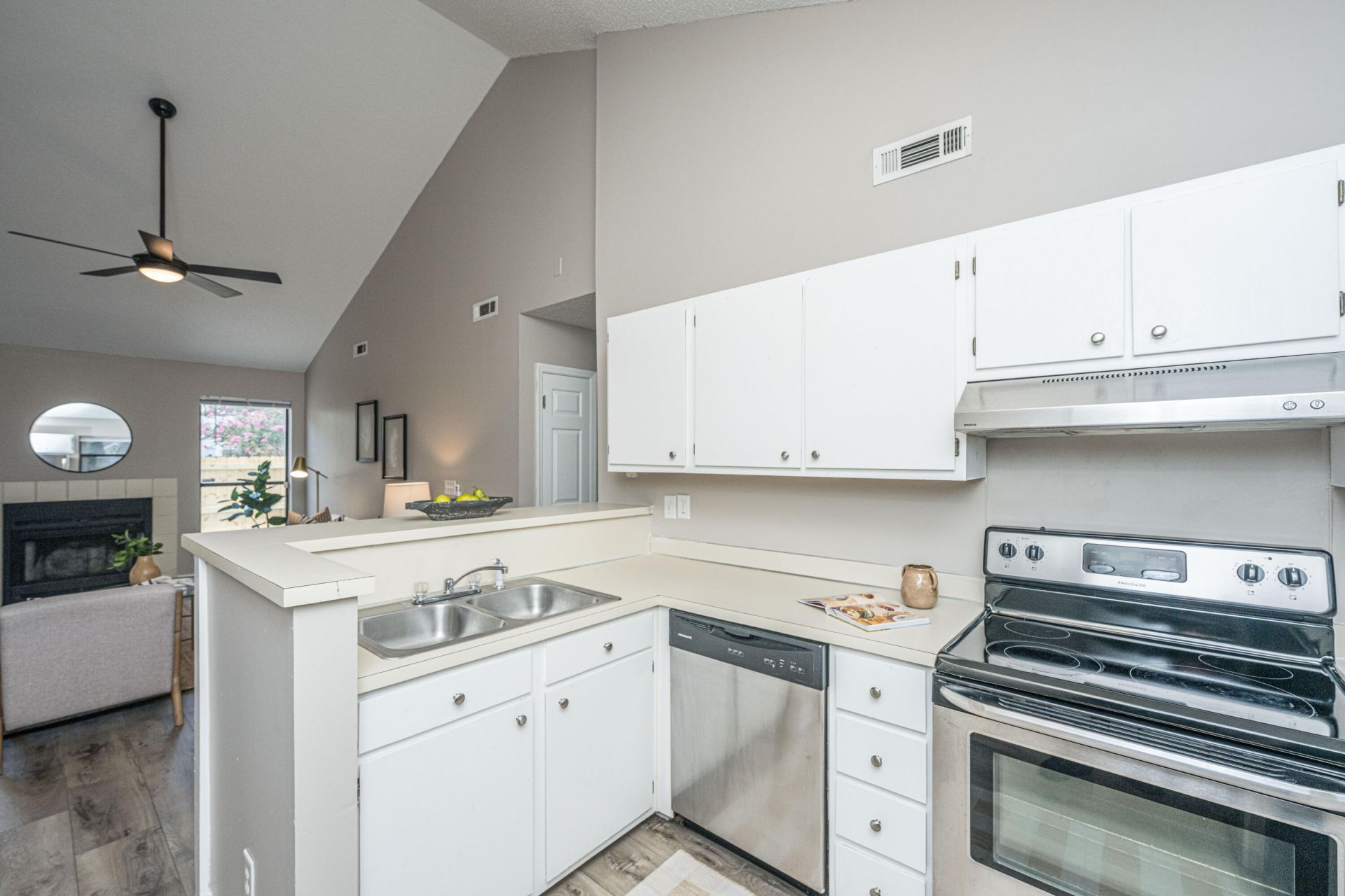 909 E Estates Boulevard Photo 12