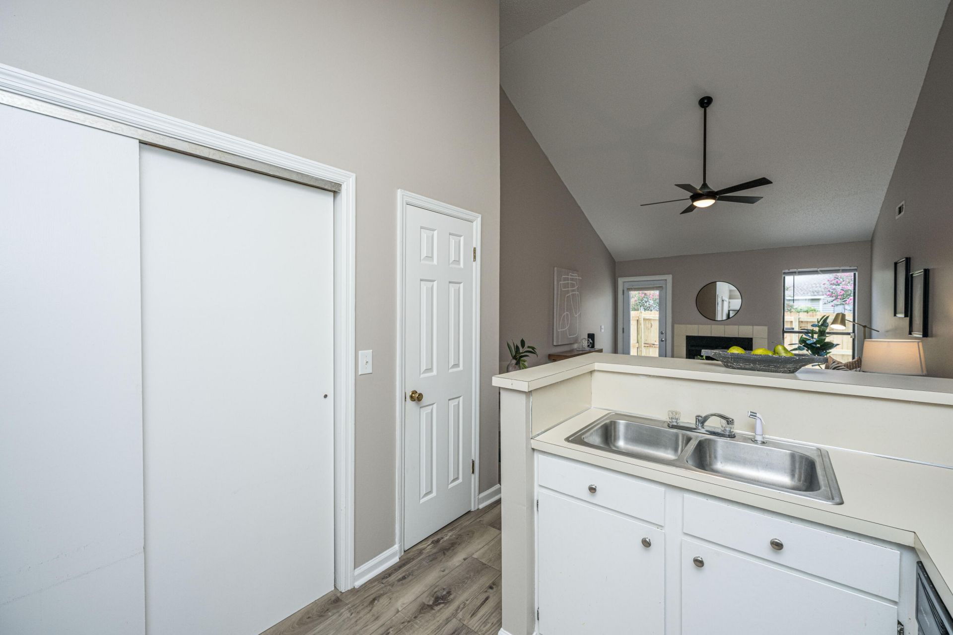 909 E Estates Boulevard Photo 13