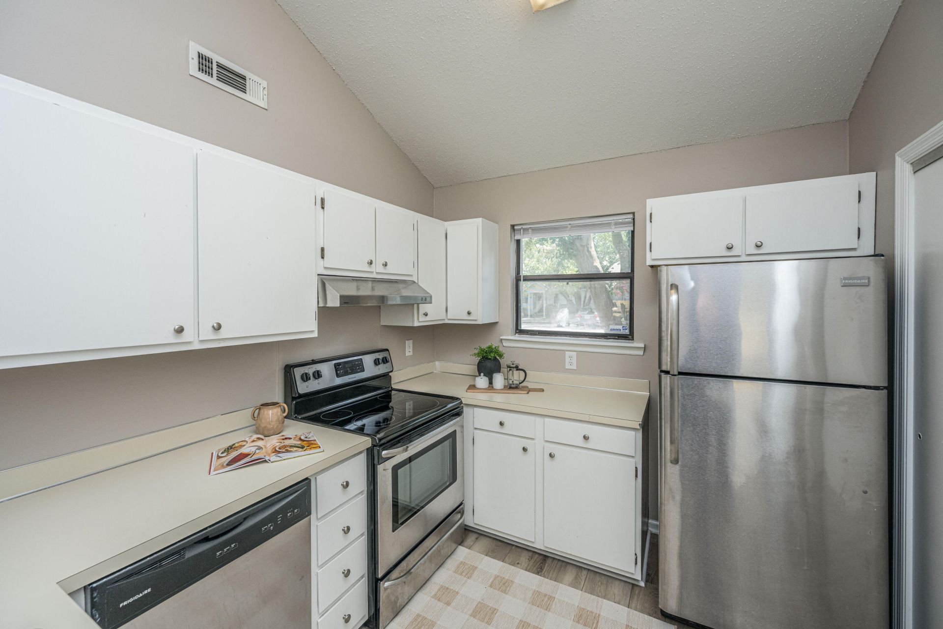 909 E Estates Boulevard Photo 15