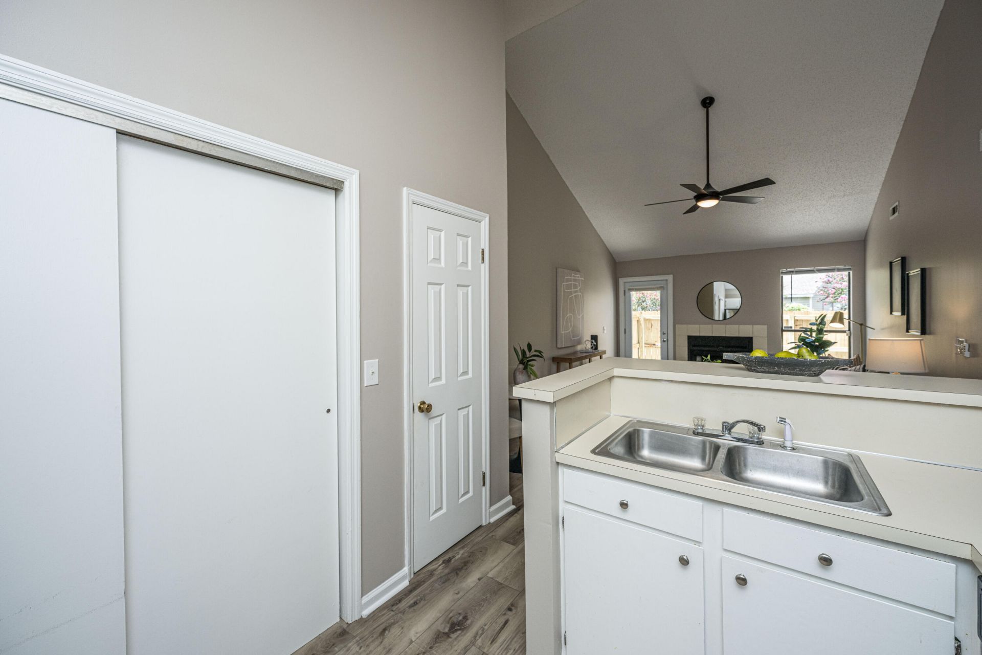 909 E Estates Boulevard Photo 17