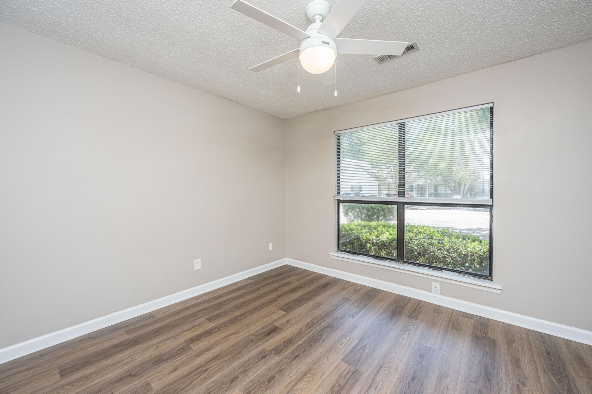 909 E Estates Boulevard Photo 24
