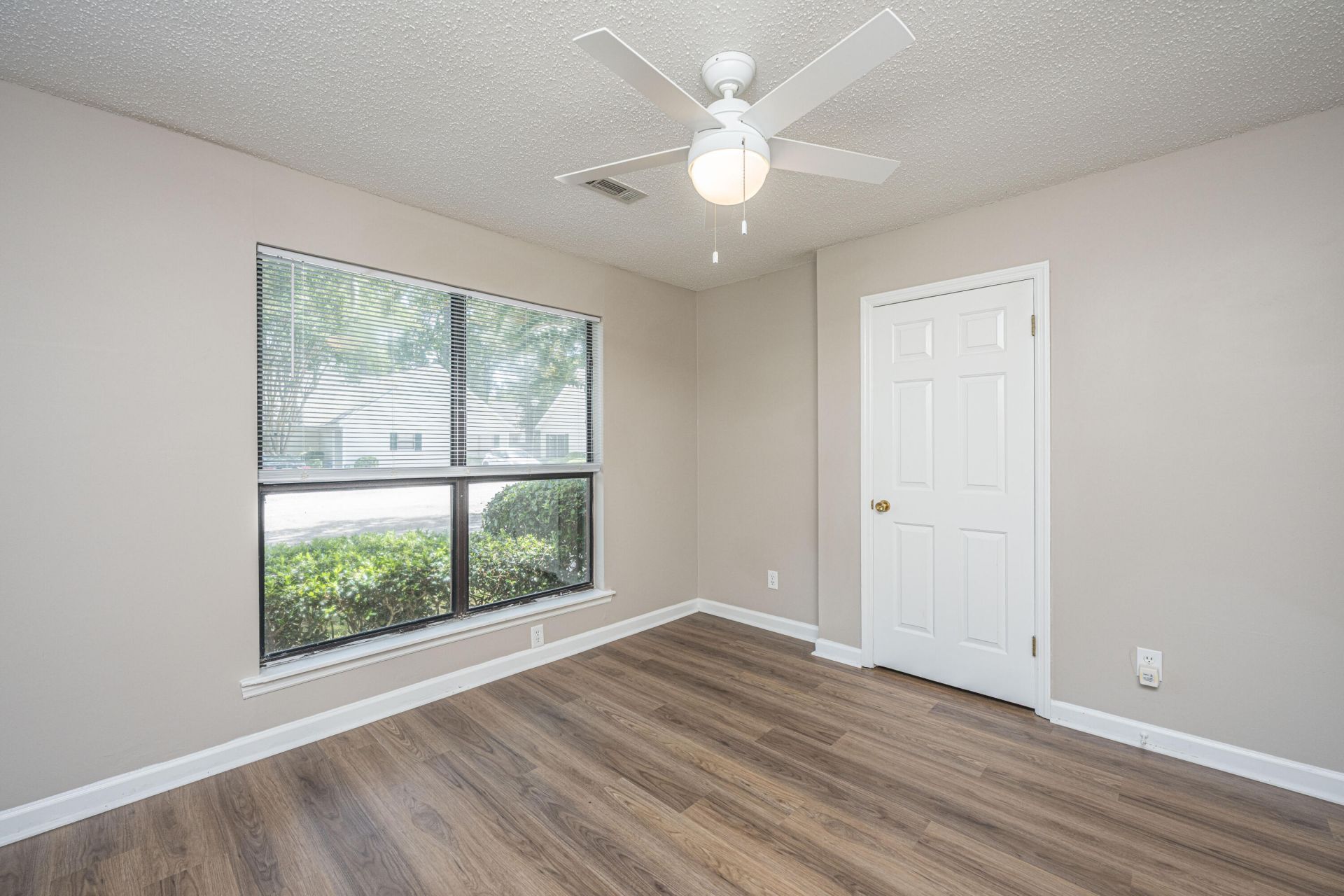 909 E Estates Boulevard Photo 25