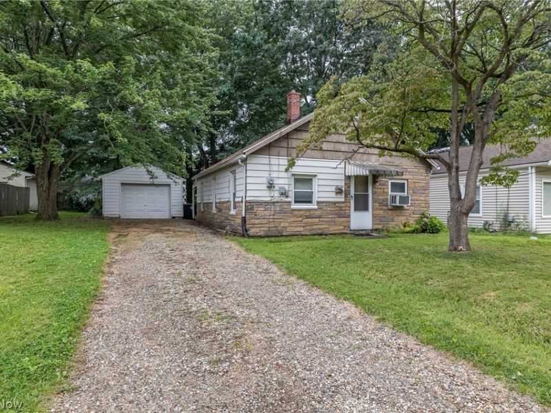 796 Lindsay Avenue, Akron, OH 44306 Photo 2