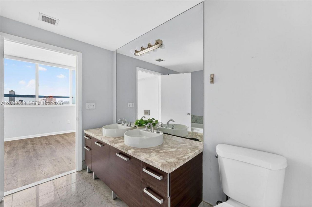244 Biscayne Blvd , Unit 3702, Miami, FL 33132 Photo