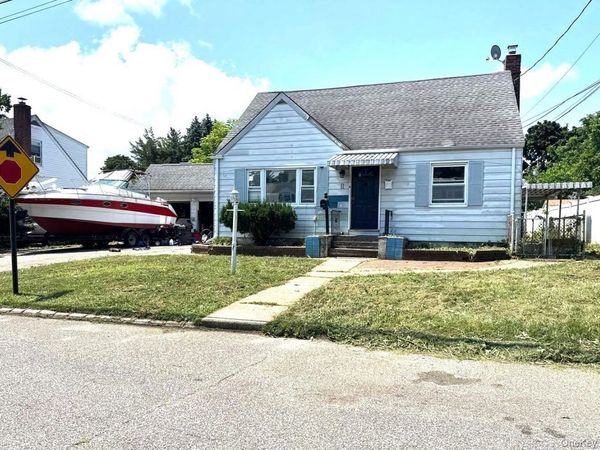 11 Stevens Place , Huntington Station, NY 11746