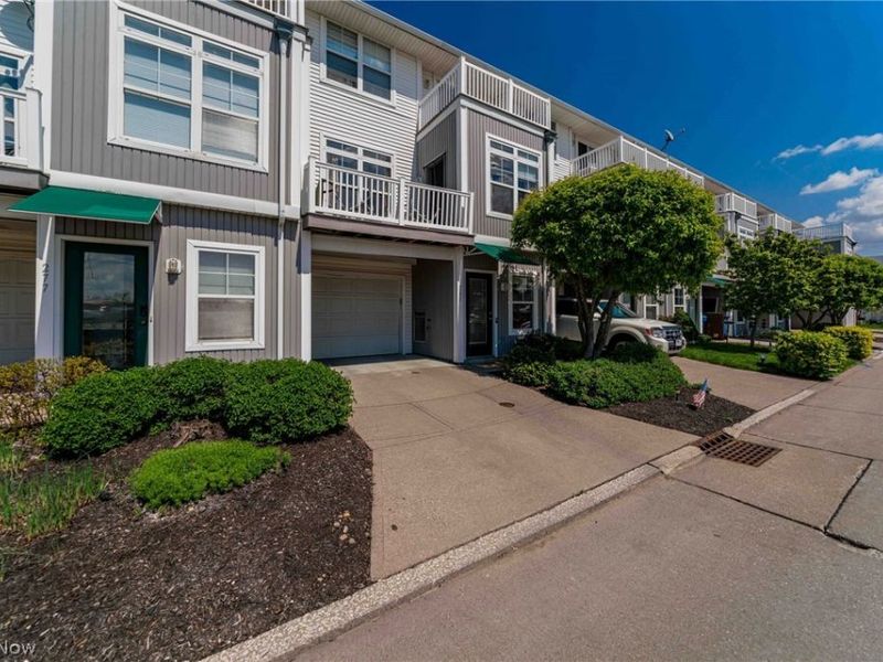 281 W Marina Parkway, Lorain, OH 44052 Photo 4