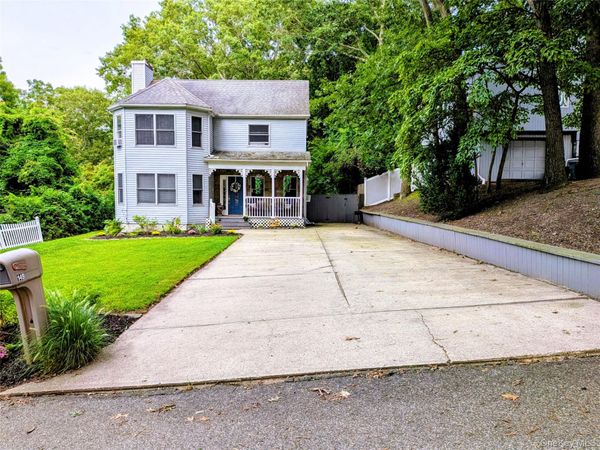 149 Grassy Pond Drive S, Smithtown, NY 11787