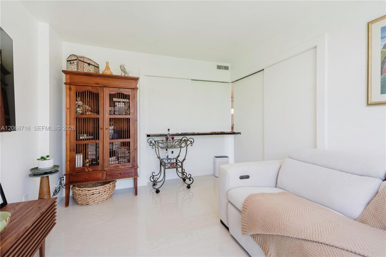 400 Leslie Dr , Unit 319, Hallandale Beach, FL 33009 Photo