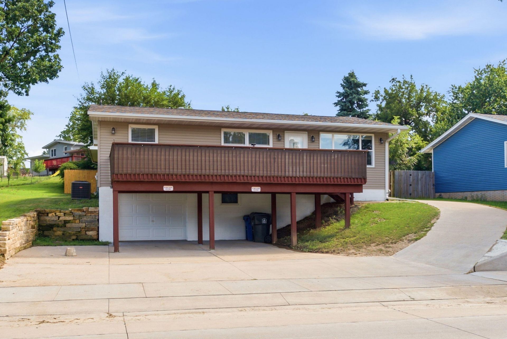 2414 W Fulliam Ave, Muscatine, IA 52761 Main Photo