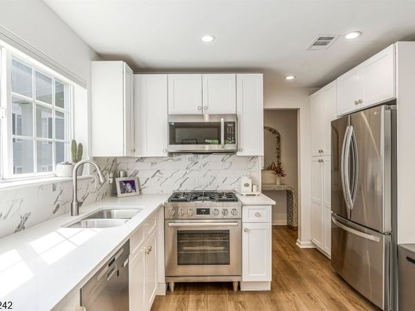 230 Riveredge Dr, Chatham, NJ 07928