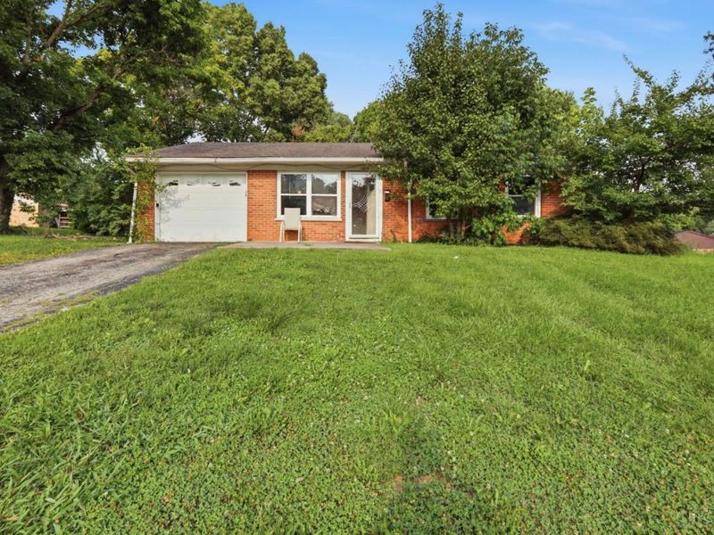 9230 Meadowglen Drive, Springfield Township, OH 45231 Photo 1