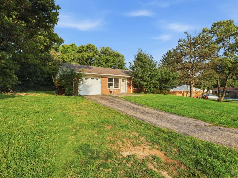 9230 Meadowglen Drive, Springfield Township, OH 45231 Photo 2