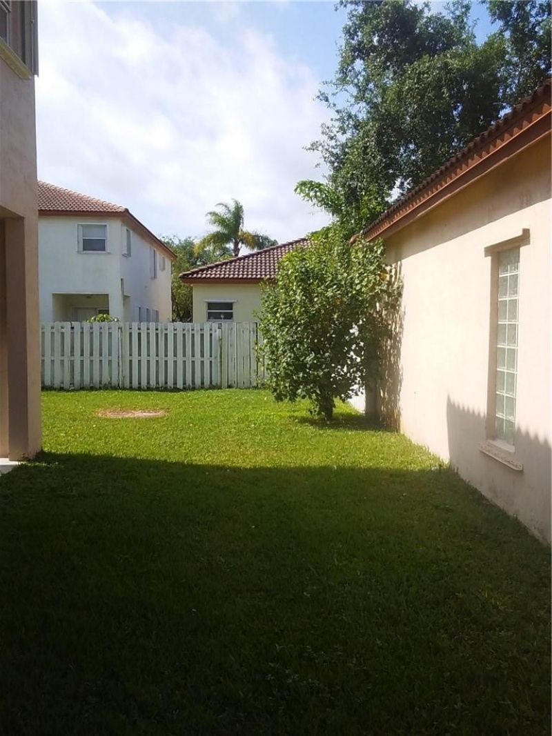19250 NW 12th Manor, Pembroke Pines, FL 33029 Photo