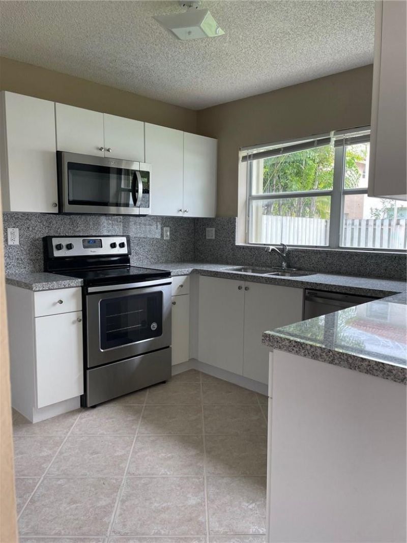 19250 NW 12th Manor, Pembroke Pines, FL 33029 Photo