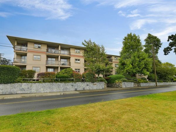 1694 Cedar Hill Cross Rd, Unit #301, Saanich, BC V8P 2P7