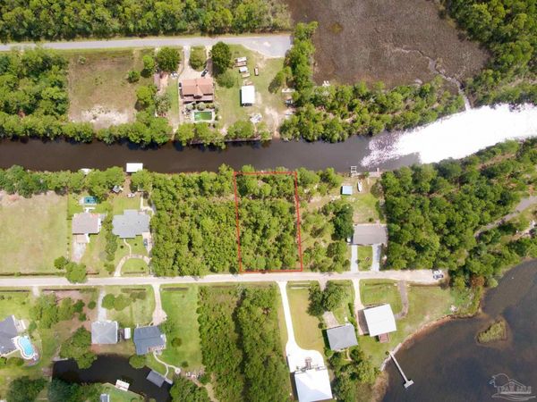 8025 Virginia Ln, Milton, FL 32583