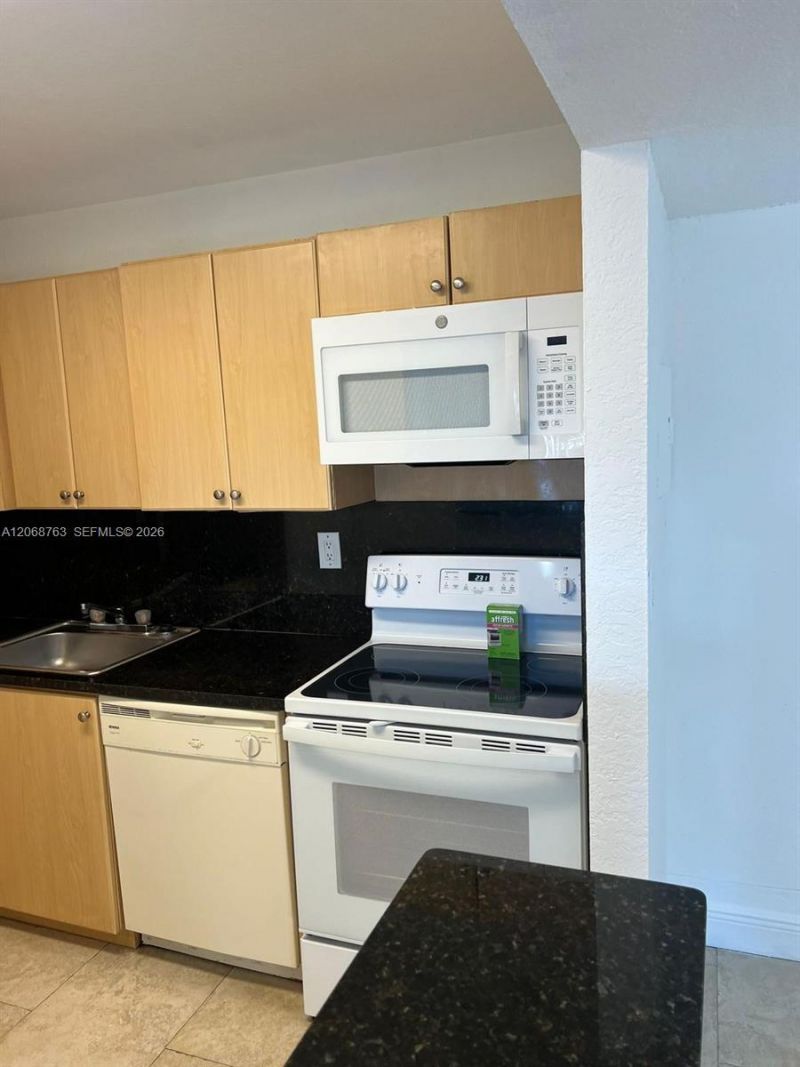 7110 NW 179th St , Unit 310, Hialeah, FL 33015 Photo