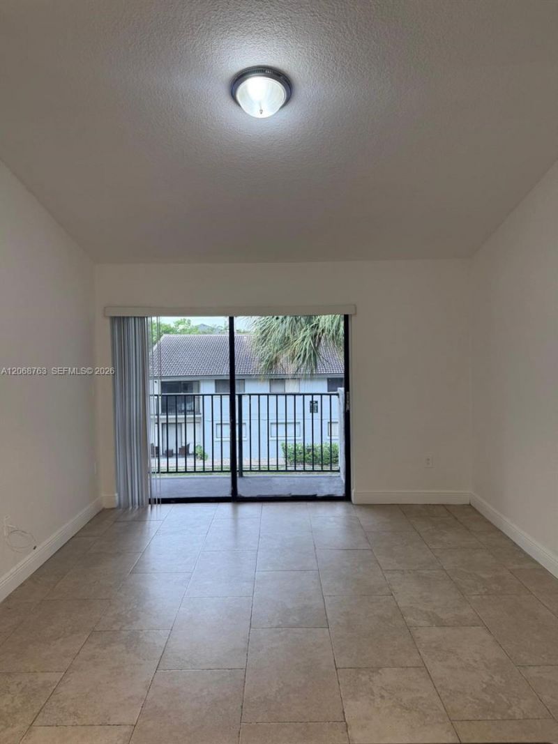 7110 NW 179th St , Unit 310, Hialeah, FL 33015 Photo